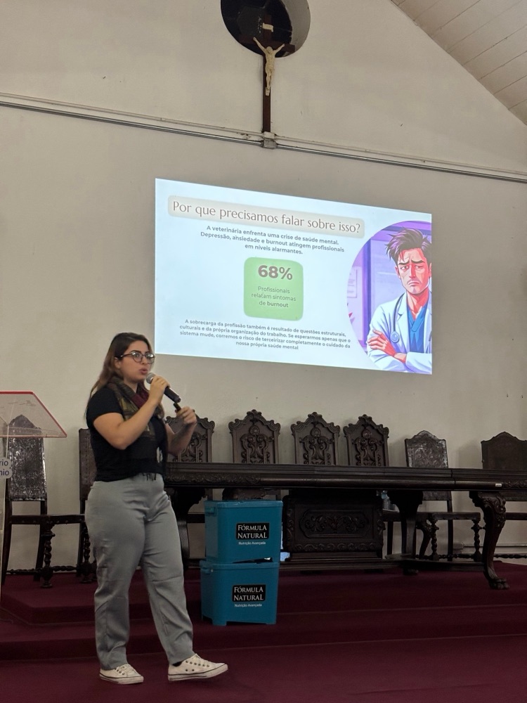 Psicóloga Mayara Medeiros palestrando no Congresso VetBio 2026
